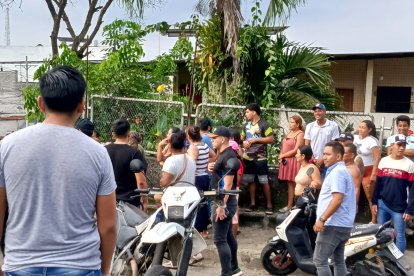 Agentes inspeccionaron la escena del crimen y levantaron los primeros indicios.