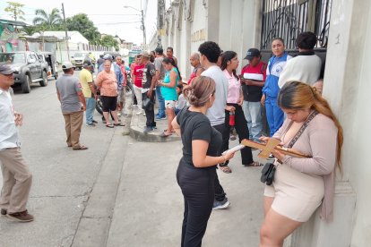 En la dependencia forense esperaban los familiares del agricultor que fue localizado en un ramal del río.