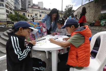 Los niños fueron artistas por unos minutos y pintaron sus pequeñas obras de arte.