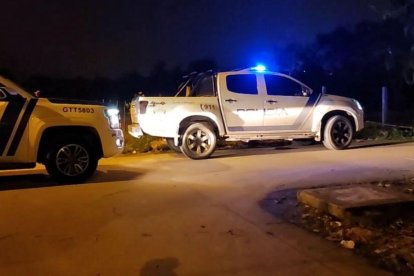 Los gentes investigan el doble homicidio.