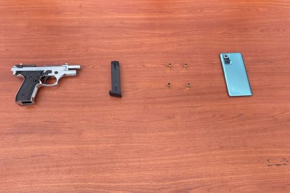 Esta arma encontraron al joven de 18 años.
