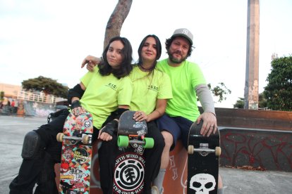 Helena Campos junto a sus padres, quienes la apoyan en la práctica del deporte.