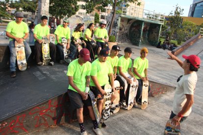 Marcelo Lalama (derecha), el instructor de la academia, da instrucciones a lo estudiantes antes de empezar la clase.