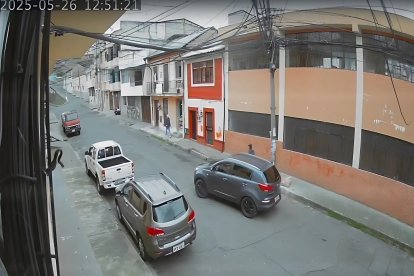 Momento en el que el criminal se baja del vehículo para tratar de secuestrar a los niños.