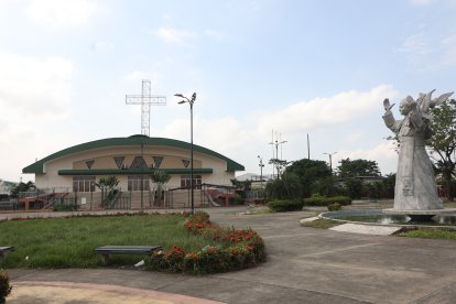En el parque, frente al templo, se destaca la imagen del papa san Juan Pablo II, quien decretó la beatificación de Mercedes de Jesús.