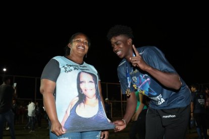 Willian Pacho y su madre Glenda.