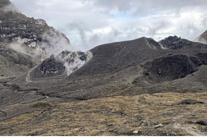 Emisión de gases en el cráter del volcán