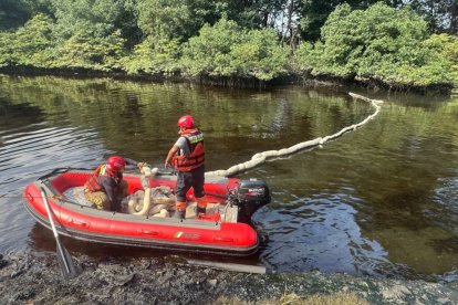 Autoridades desplegaron barreras flotantes para evitar la propagación del contaminante en el manglar.