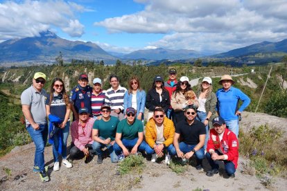 Fanáticos del rally, colándose en esta acuarela de Imbabura