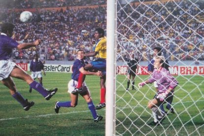 Romario (i) despejando un centro ante la atenta mirada de Claudio Taffarel, en el último cotejo que Brasil jugó en Guayaquil, en 1993.