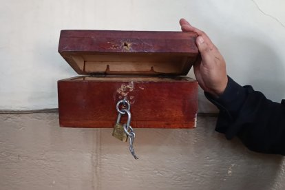 El ladrón se llevó el dinero de las limosnas.