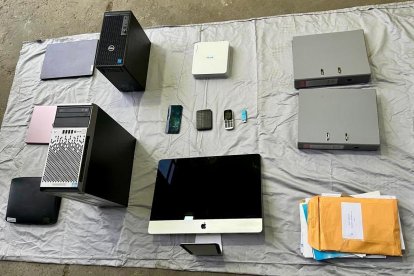 Entre las evidencias hay equipos de información, celulares y otros dispositivos.