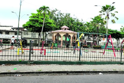 Los niños juegan en el parque entre el mal olor de la basura y el excremento de animales.