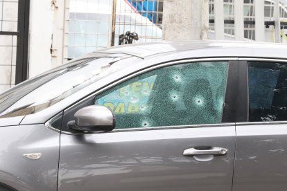 Así quedó el auto atacado en Guayaquil.