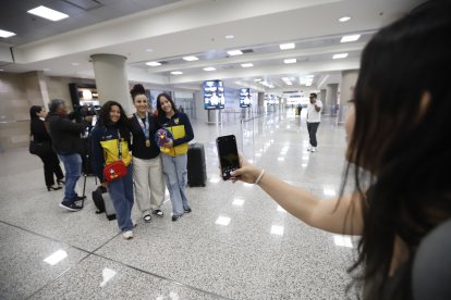 Varios aficionados mostraron su cariño y admiración por la karateca a su arribo a Quito.