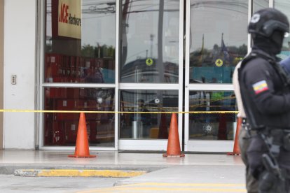 En el ingreso a un supermercado de la plaza comercial quedaron orificios por impactos de balas.