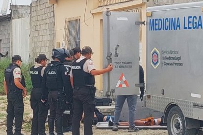 La Policía realizó el levantamiento de los cuerpos.