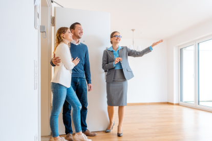 Pareja adquiere su primer departamento a través del remate BIESS 2025, una opción accesible y segura.