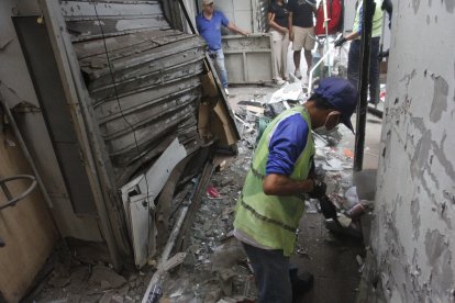 Empresa de limpieza recogía escombros en la Bahía.
