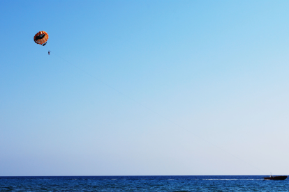 Parasailing: Tijana Radonjic se soltó la seguridad, cayó 50 metros y murió.
