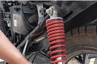 Si no cuenta con un compresor de espirales, se puede utilizar unas llaves para hacer palanca y calibrar la precarga de los amortiguadores.