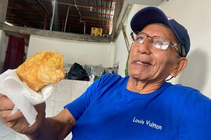 Desde su casa en el Guasmo Sur de Guayaquil, Gregorio dice que los pasteles son su vida.