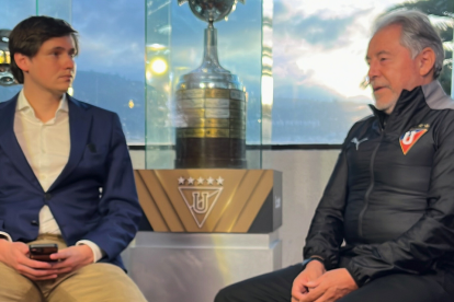 Juan Diego García (izq.), fundador de Quijotes de los Andes, ha dialogado con directivos del fútbol ecuatoriano como Isaac Álvarez.