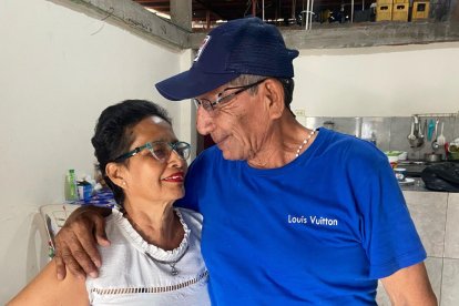 Gregorio Guaranda y su esposa Susana que le ayuda a preparar los pasteles en la madrugada,