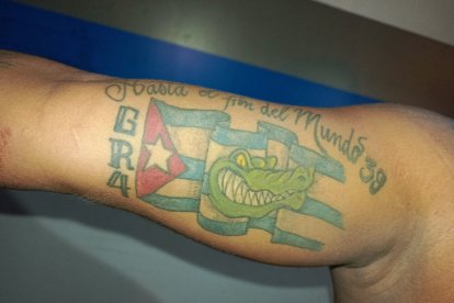 El tatuaje que el detenido posee en el brazo.