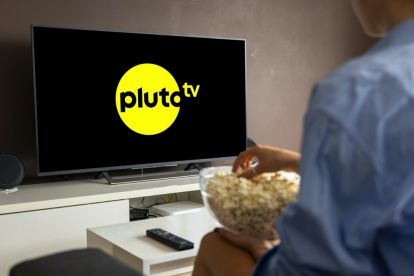 Usuarios en Latinoamérica migran a opciones legales como Pluto TV tras el cierre de servicios como Magis TV.