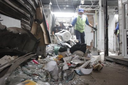 Trabajadores se encargaron de la recolección de escombros tras el atentado en la Bahía.