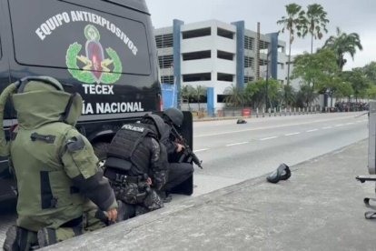 El escuadrón antiexplosivos del Grupo de Intervención y Rescate fue en encargado de neutralizar la amenaza de bomba.