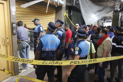 Seis locales comerciales quedaron con daños a causa del estallido.