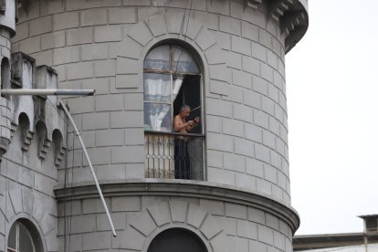 Un hombre mayor intentaba fotografiar la intervención de la Policía desde su ventana.