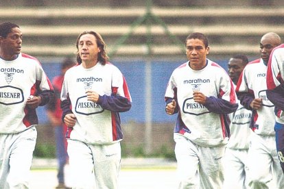 El exjugador (izquierda) formó parte de la primera generación de futbolistas que clasificó a Ecuador a un Mundial.