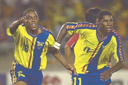 Chalá (izquierda) festeja, junto a Agustín Delgado, uno de los goles en las Eliminatorias al Mundial Japón y Corea 2002.