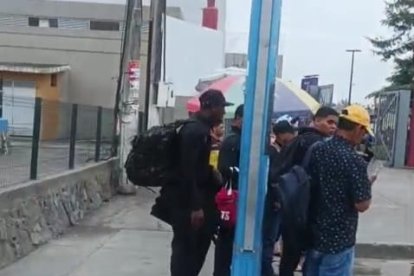 Varios transeúntes se acercaron al lugar para observar el cadáver.