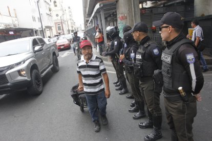 Policías mantienen resguardo en la zona del atentado y puntos aledaños.