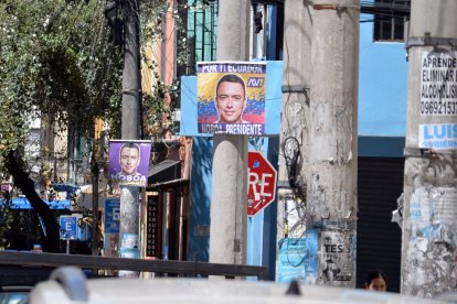 En la avenida América, en el centro-norte de la urbe, predominan los carteles con la imagen de Daniel Noboa.
