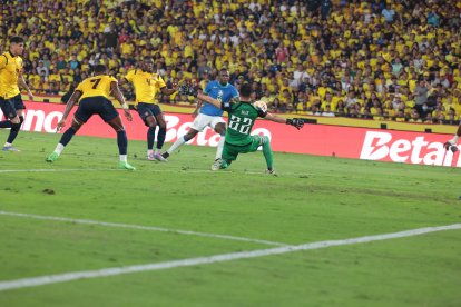 Gonzalo Valle tapó remates a Vinícius Júnior y Casemiro.
