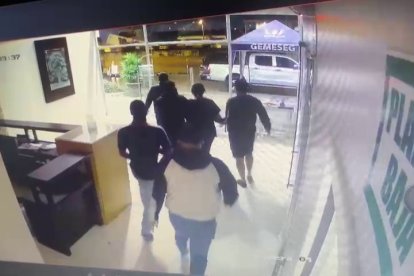 Momento en que la mujer era retirada del lugar.