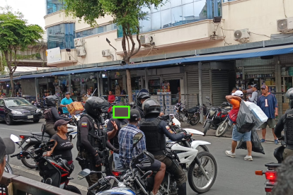 Operativo en el que agentes capturaron a dos sospechosos frente a los comerciantes.