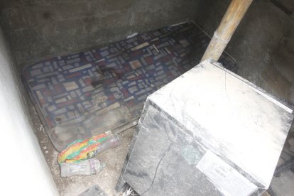 En esta cavidad reducida fueron hallados los cadáveres.