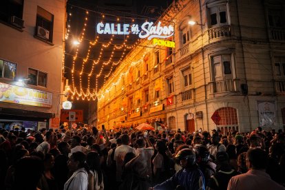 La Calle del Sabor es un punto de encuentro para los colombianos y los extranjeros que gustan de la rumba con  la buena salsa.