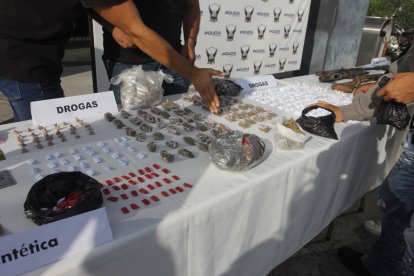 En los domicilios allanados encontraron sustancias sujetas a fiscalización, dinero en efectivo, entre otros objetos.