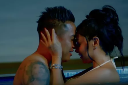 Christian Cueva en el jacuzzi junto a Pamela Franco