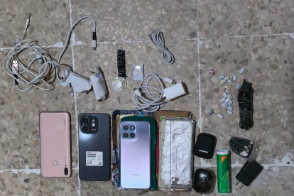 Objetos prohibidos decomisados durante el operativo sorpresa en la prisión de Loja.