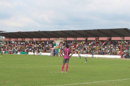 El Atlético Naranjal juega con buena cantidad de aficionados.
