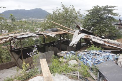 En una cisterna ubicada en este terreno, en Nueva Prosperina, se hallaron los cuerpos.