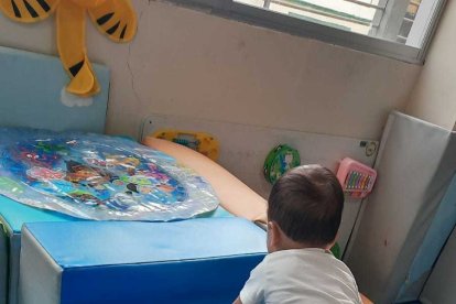 Joaquín realiza terapia física dos veces por semana para mejorar la salud de sus músculos.